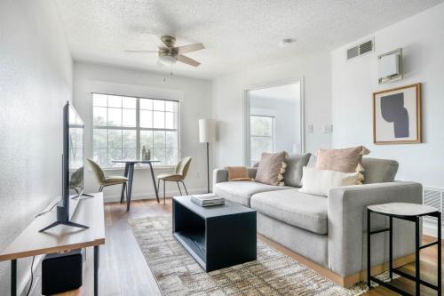 Gateway Wohnung | Blueground Gateway pool gym close to shops ATX-252