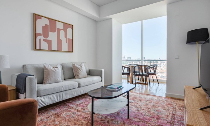 Penha de Franca Wohnung | Blueground | Graça, move-in-ready home w/ kitchen