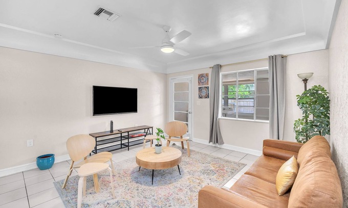 Dania Beach Haus | Bluewave Bungalow #2 | Cozy Retreat with Charm 2/1