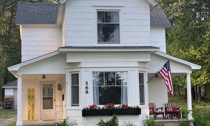 Harbor Springs Haus | Bluff Bliss. Walk the sidewalk to downtown Harbor Springs. FRESHLY renovated.