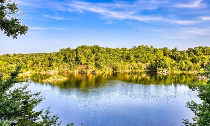 Sand Springs Kabine | Blufftop cabin with private patio and gorgeous views! Daily country breakfast included.