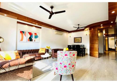 Greater Kailash Wohnung | BluO 3BHK M Block Mkt - Lift, Balcony, Parking