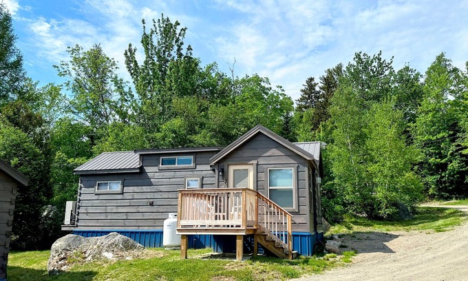 Twin Mountain Kabine | BMV7 Awesome "Tiny Home" A/C, Mountain Views, Minutes to Skiing, Hiking, Attractions, Dog Friendly!