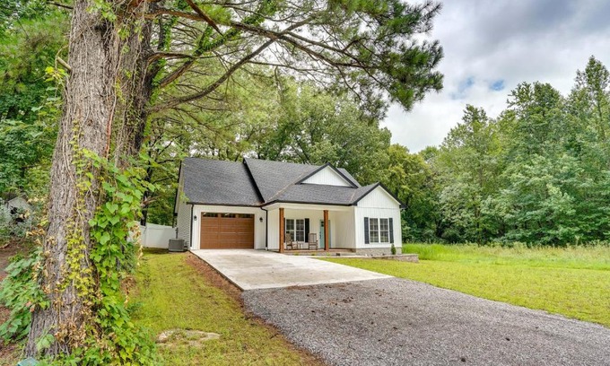 Hardin Haus | Boat Ramp Access Modern Kentucky Lake Home