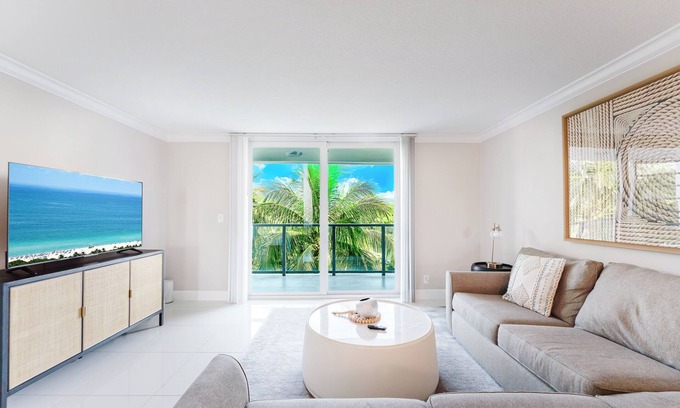 Boca Raton Eigentumswohnung | Boca Raton Escape Pool Directly Across from Beach