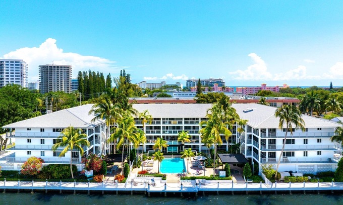 Boca Raton Wohnung | Boca Waterfront Walk to Beach Pool & Hot Tub Gym Parking