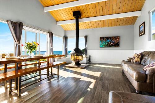 Sereno del Mar Haus | Bodega Bay Beach Home VIEWS Fire Table Dogs OK