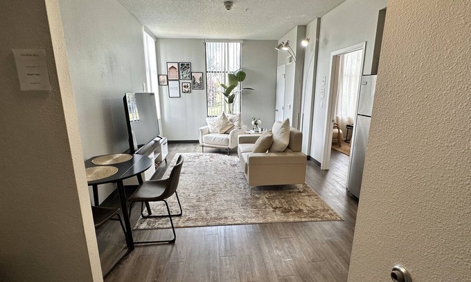 Downtown Des Moines Wohnung | Boho Box- DT DSM Skyline view