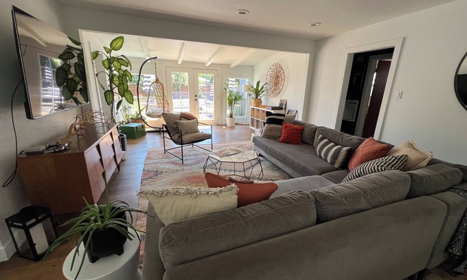 Lodi Haus | BOHO Bungalow – Walk to Downtown