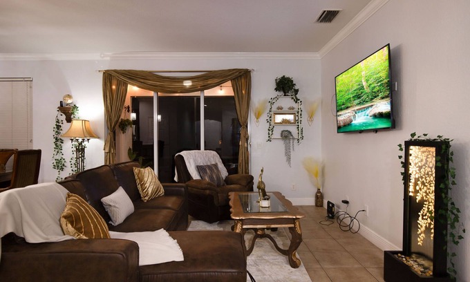 Westminister Haus | Boho Gator Lux 2 Ft. Myers