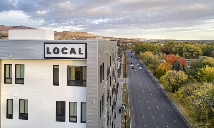 Boise Wohnung | Boho-Luxe Studio | Pink Accents + Mountain Calm