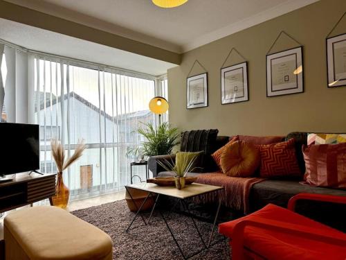 Southampton City Centre Haus | Boho Modern Entire House in Southampton - Sleeps 13 - 5 Bedrooms - 7 Beds - Overlooking the original city walls -walking Distance to the city centre & Cruise Terminals - Private garage