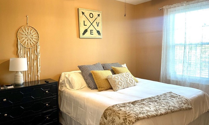 Rehoboth Beach Eigentumswohnung | Boho Rehoboth condo-2bd/3.6mi to Beebe/.5mi outlets/walk to coffee!