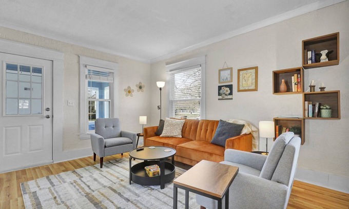 Lansing Haus | Boho - Retro Style in Lansing - 10 minutes to MSU's Campus