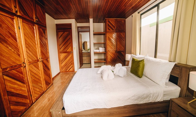La Fortuna Haus | BohoChic Fortuna Downtown W/King Bed