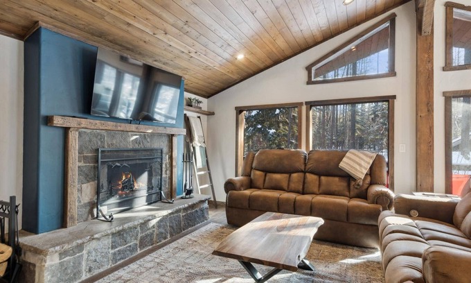 Whitefish Kabine | Book A Summer Getaway Today! Beautiful Montana Log Home with Stunning Forested Views!