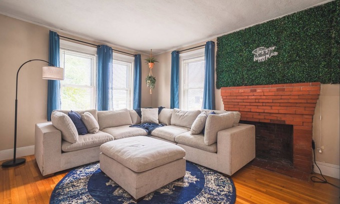 Revere Wohnung | Boston 4BD-5 min walk to Train&Beach/10min-Airport-Free Parking