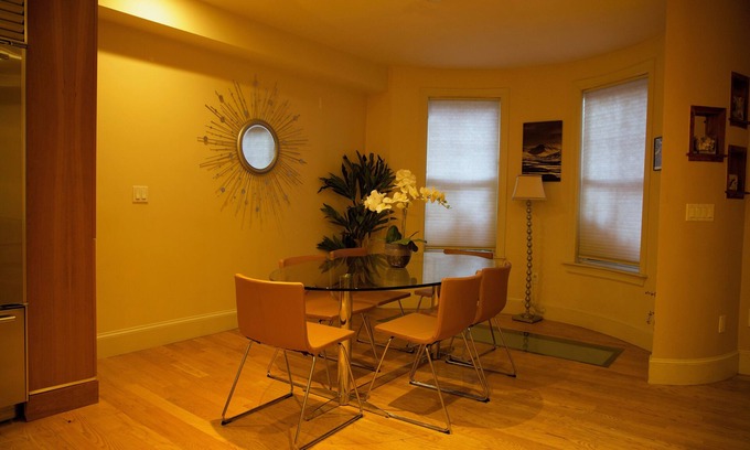 South End Eigentumswohnung | Boston's historic South End! Centrally located, cozy, 2BR condo with AC, WiFi!