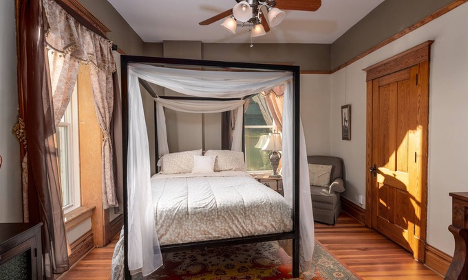 Elkader Haus | Botanical Suite at Elkader Jailhouse Inn