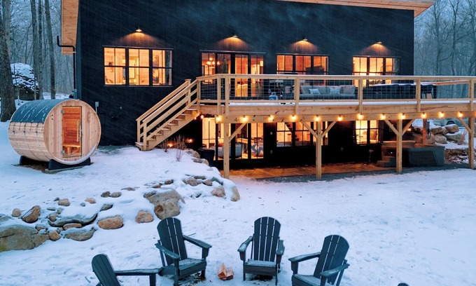 Sunderland Kabine | Boulder Run Cabin-Mountain Views/Sauna/Hot Tub/EV Charger