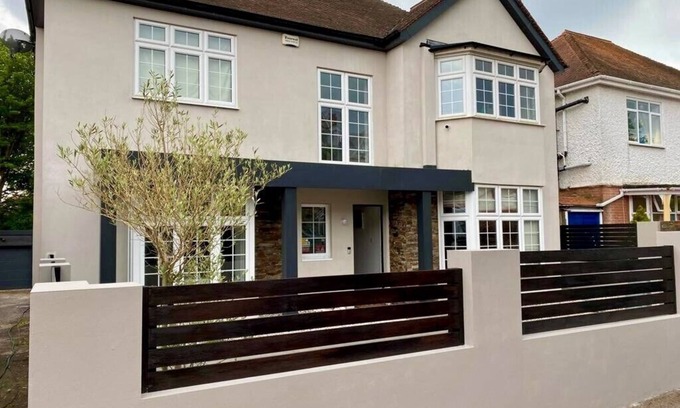 Westbourne Haus | BOURNECOAST: LARGE DETACHED FOUR BEDROOM HOUSE WITH LARGE PRIVATE GARDEN -HB8530