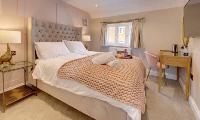 Henley-in-Arden Haus | Boutique bedroom within guesthouse