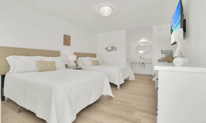 Deerfield Beach Hotel | Boutique Hotel 2 Double Beds 1 block to the beach!