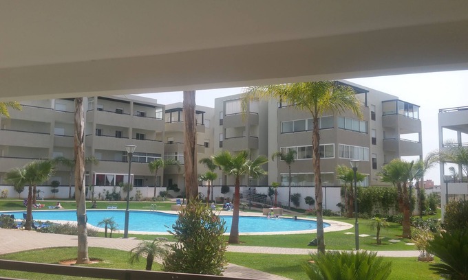 Oulad Cherki Wohnung | Bouznika Bucht - Hochstehende Wohnung mit Blick auf den Pool 95 m2