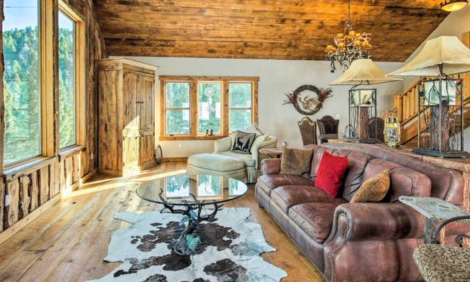 Bozeman Haus | Bozeman Cabin Deck with Jacuzzi and Gas Grill!