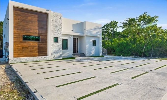 Bodden Town Wohnung | Brand new build, 10 min stroll to the beach, 7 min drive to stores/restaurants