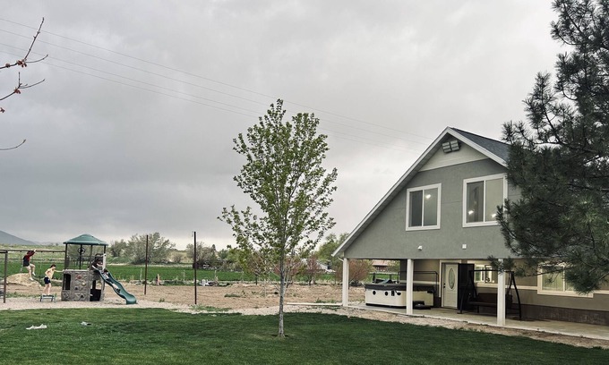 Leamington Haus | Brand New Home, hot tub, pool table, mountains, river float,dunes, rock hound