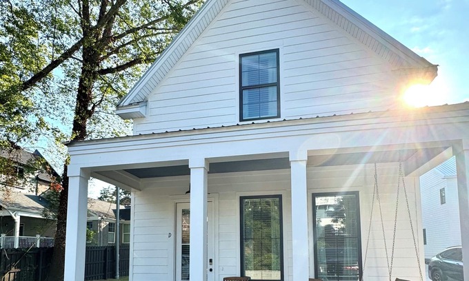 Auburn Hütte | Brand New! Luxury 2-Bedroom Cottage in Downtown Auburn!!