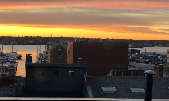 Old Port Eigentumswohnung | BRANDNEUE Luxus-Penthouse-Wohnung mit Blick auf das Wasser mitten im Herzen des alten Hafens!