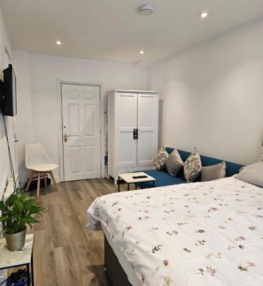 Eastleigh Wohnung | Brand New Private Annex Guest Suite