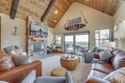 Table Rock Haus | Branson Log Cabin Near Silver Dollar City and Lake!