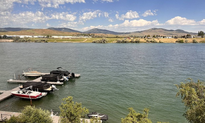 Polson Eigentumswohnung | Breath Taking Waterfront View- family sized condo! End Unit