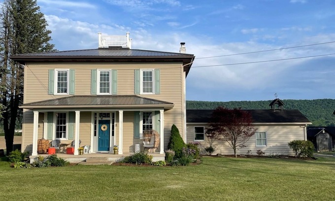 Ramblewood Haus | Breathtaking country home minutes to town-Great PSU football weekend house!