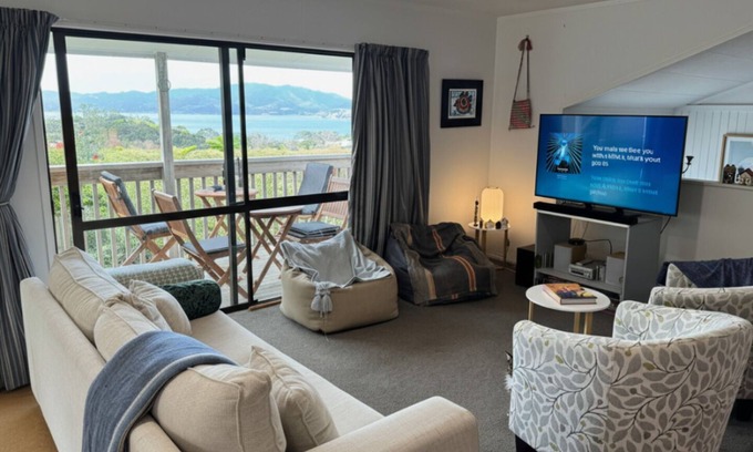 Cable Bay Haus | Breathtaking Bay Views | Walk to Coopers Beach