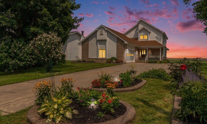 Luna Pier Haus | BREATHTAKING LAKEFRONT HOME WITH PANORAMIC VIEWS OF LAKE ERIE! ALL GLASS SUNROOM