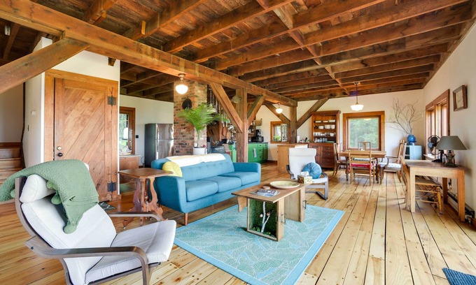 North Pownal Kabine | Breathtaking Mtn Views: Stylish Rustic Retreat!