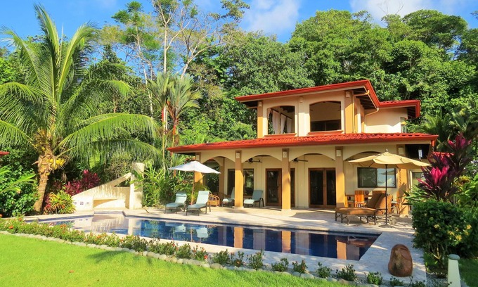 Ballena Haus | OCEANVIEW IN PRIMARY JUNGLE! 3 Meister! Gated PRIVATER FLUSS UND WASSERFÄLLE.