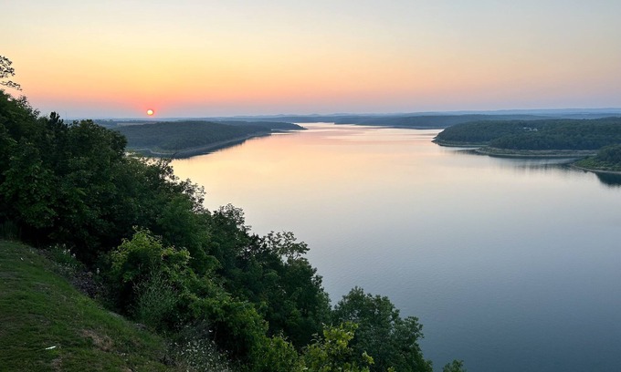 Yellville Haus | Atemberaubende Aussicht auf den Bull Shoals Lake. Wunderschöne Sonnenuntergänge!