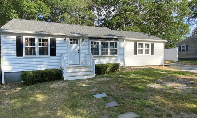 Bourne Haus | Breezeway Cottage Cheerful 3 Bed/2 Bath home
