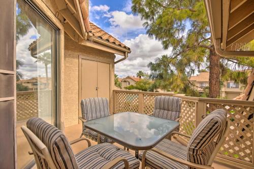 Mesa Wohnung | Breezy Mesa Condo with Community Pool and Hot Tub!
