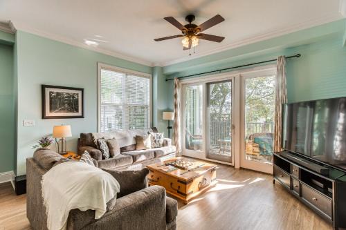 Saint Simons Island Wohnung | Breezy St Simons Hideaway with Waterfront Views!