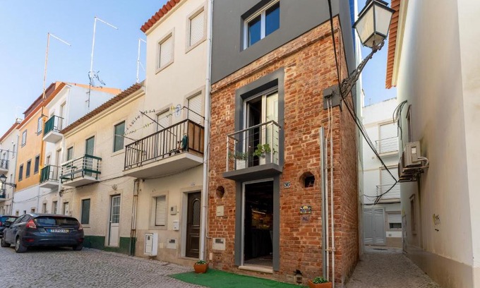 Nazare Haus | Brick Guest House