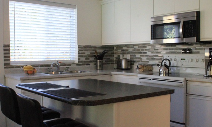 Sooke Wohnung | Bright 1 bedroom suite/Self check in/ Full kitchen/ Wifi/ Netflix/Optic TV