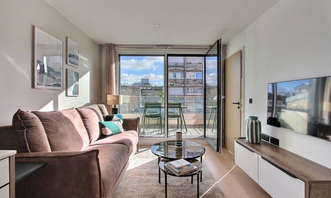 Grenelle Wohnung | Bright 1BD apt with terrace near Eiffel Tower, AC, elevator, insurance incl.