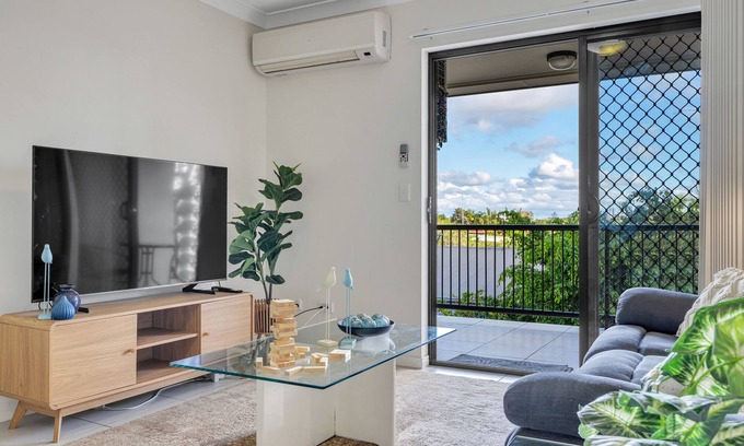 Kedron Wohnung | Bright 2-Bed with Private Balcony & Serene View