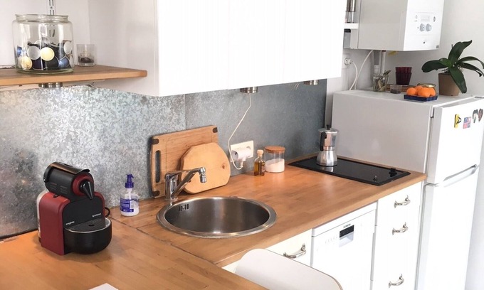 Quartier de la Plaine-de-Monceaux Wohnung | BRIGHT 2 ROOM APARTMENT 4 minutes from PARC MONCEAU. Top floor.